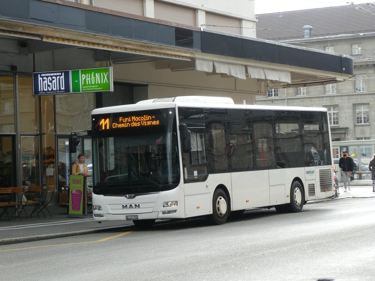 (230'148) - Funi-Car, Biel - Nr. 5/BE 137'705 - MAN/Caetano am 8. November 2021 bim Bahnhof Biel