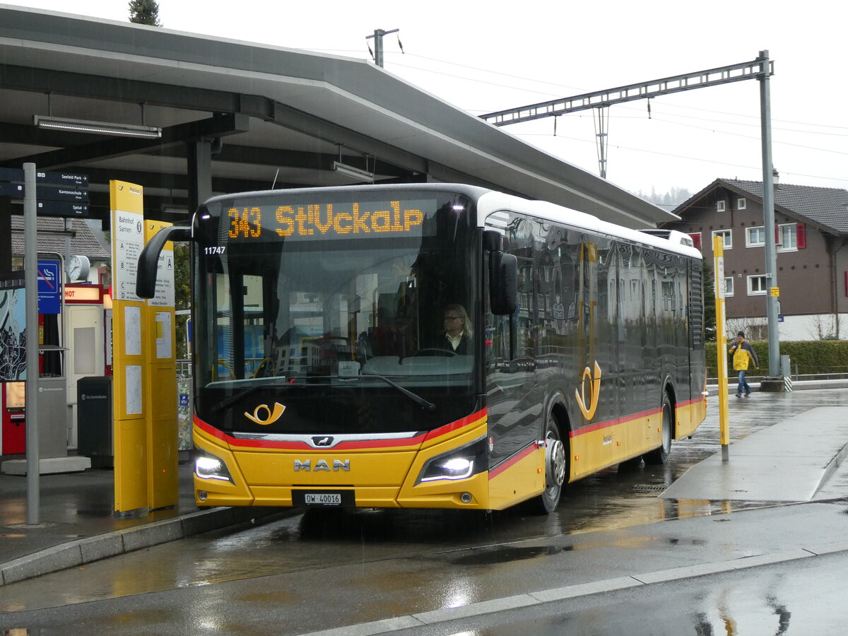 (230'945) - PostAuto Zentralschweiz - OW 40'016 - MAN am 27. November 2021 beim Bahnhof Sarnen