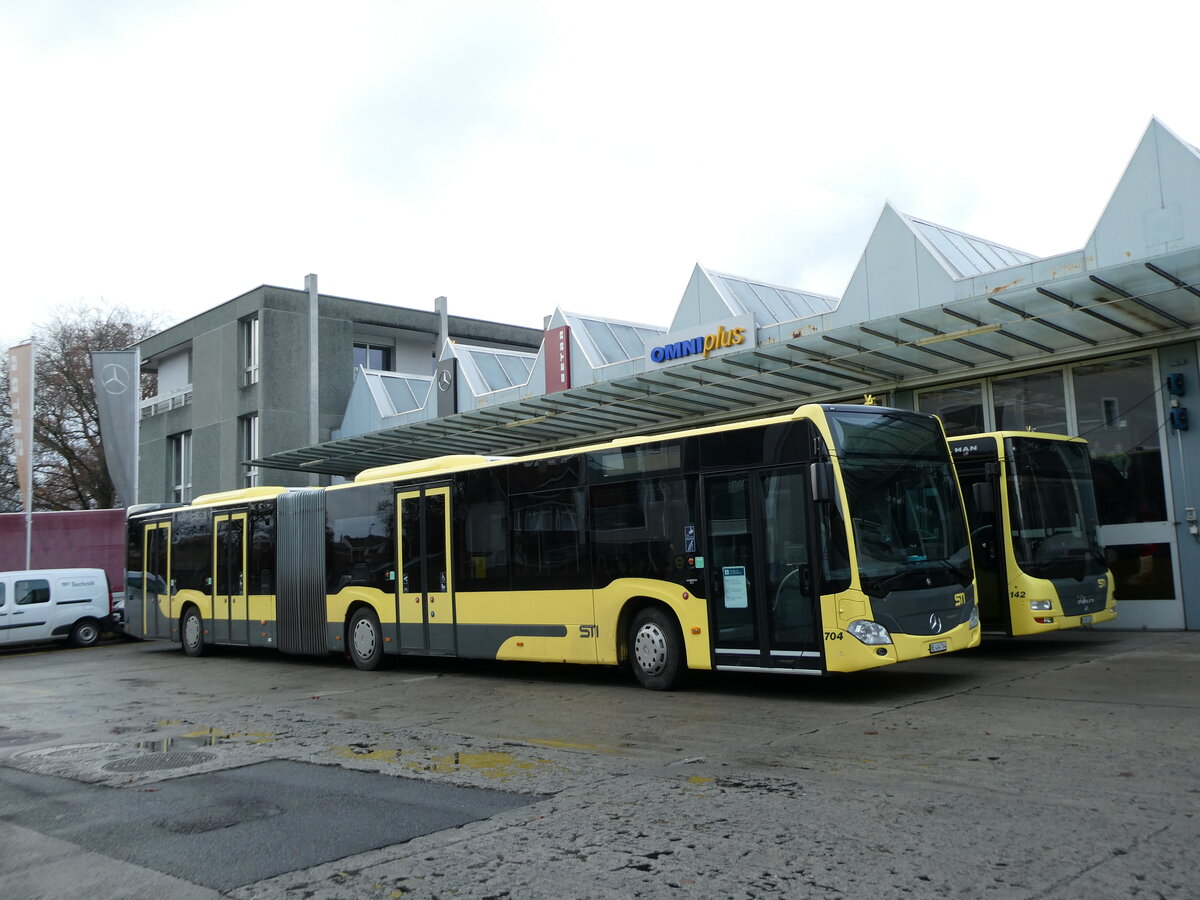 (231'061) - STI Thun - Nr. 704/BE 434'704 - Mercedes am 5. Dezember 2021 in Thun, Garage