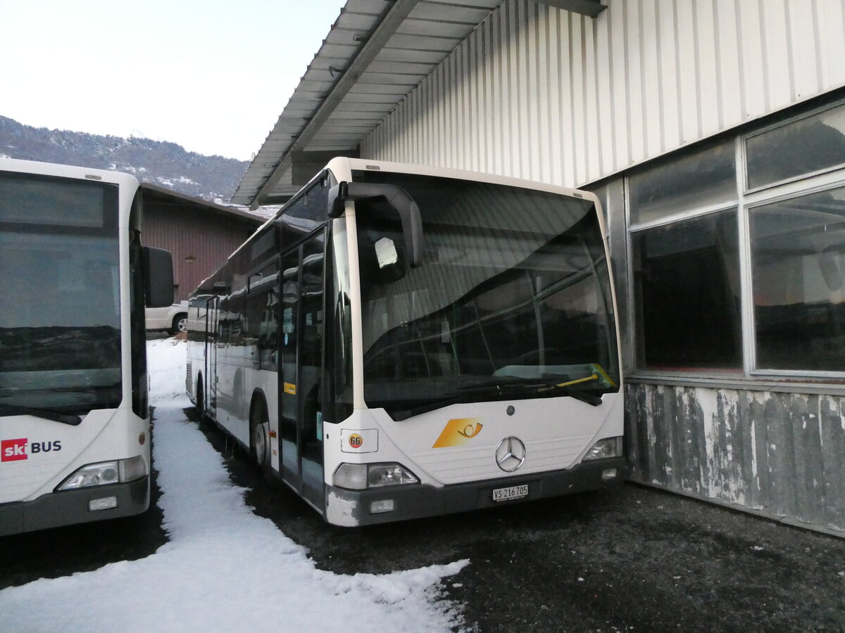 (231'206) - Buchard, Leytron - Nr. 66/VS 216'705 - Mercedes (ex MBC Morges Nr. 71) am 12. Dezember 2021 in Leytron, Garage