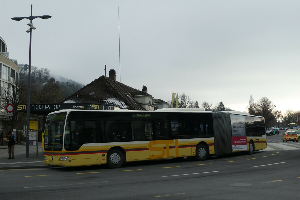 (231'398) - STI Thun - Nr. 136/BE 801'136 - Mercedes am 17. Dezember 2021 beim Bahnhof Thun