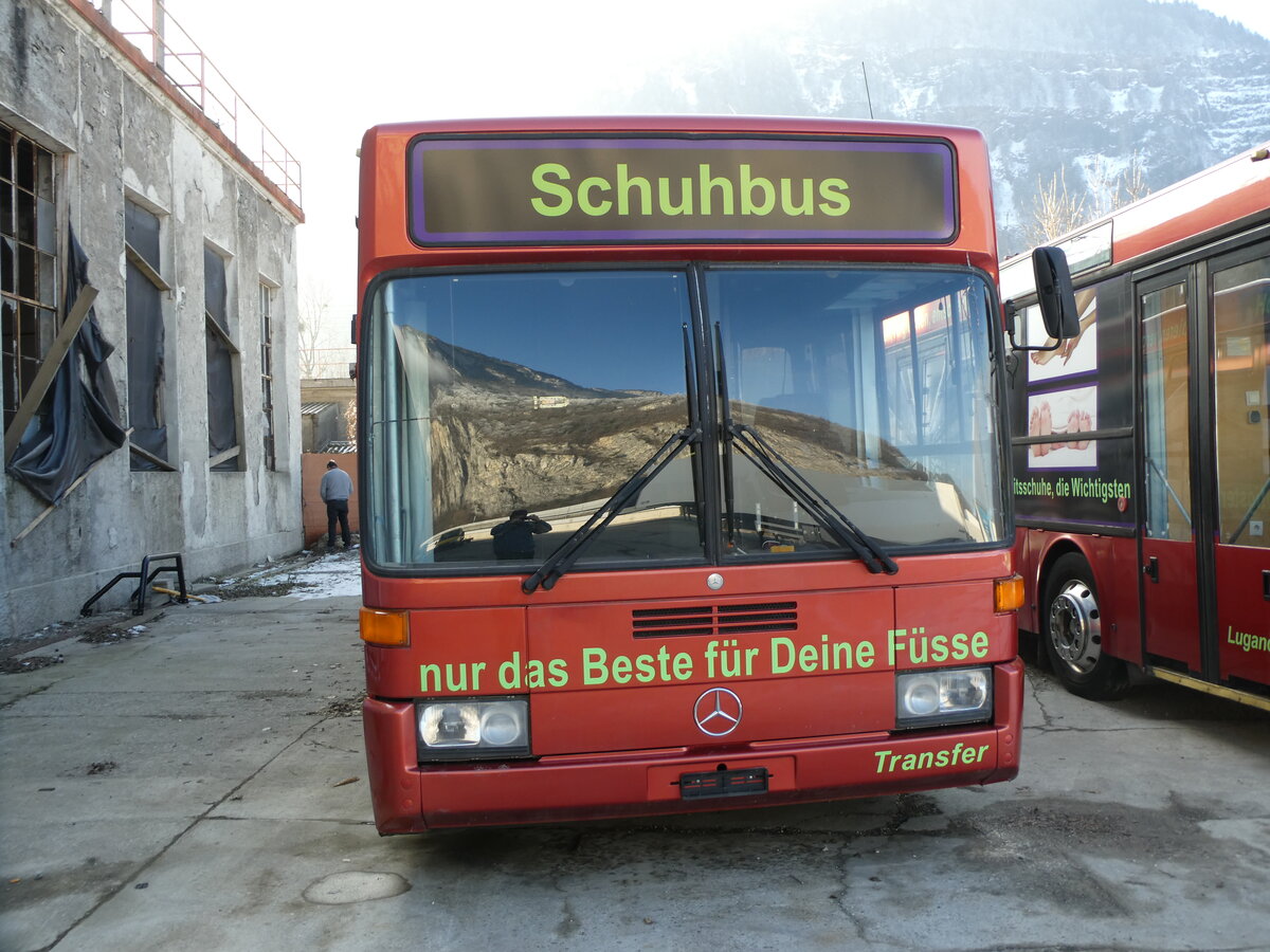 (231'474) - Schuhbus, Aesch - Mercedes am 18. Dezember 2021 bei St-Maurice