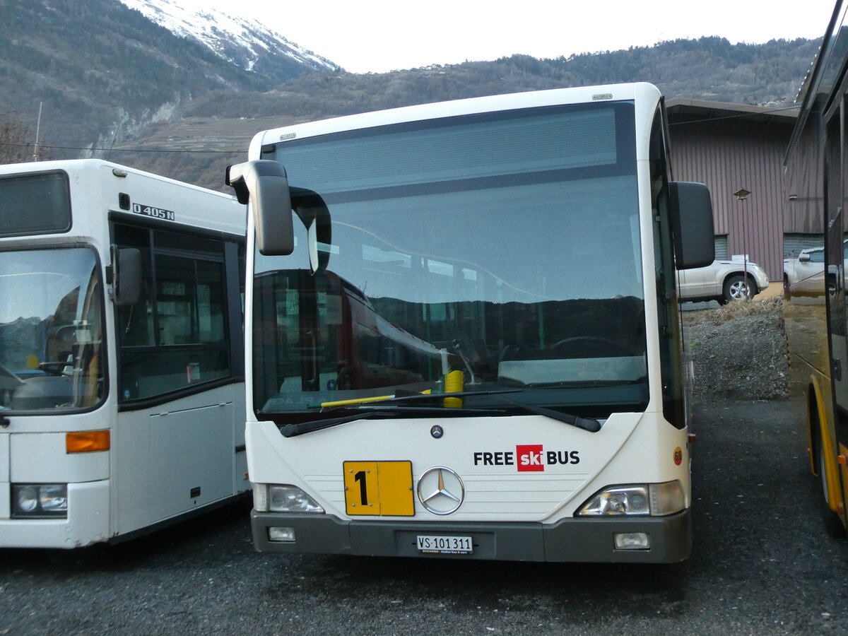 (231'688) - Buchard, Leytron - Nr. 68/VS 101'311 - Mercedes (ex MBC Morges Nr. 66) am 1. Januar 2022 in Leytron, Garage