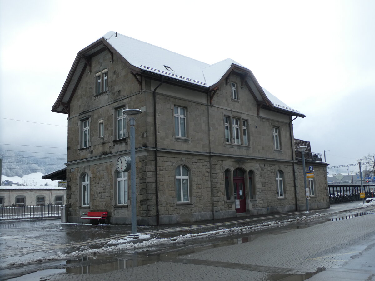 (231'971) - Der Bahnhof Nfels-Mollis am 10. Januar 2022
