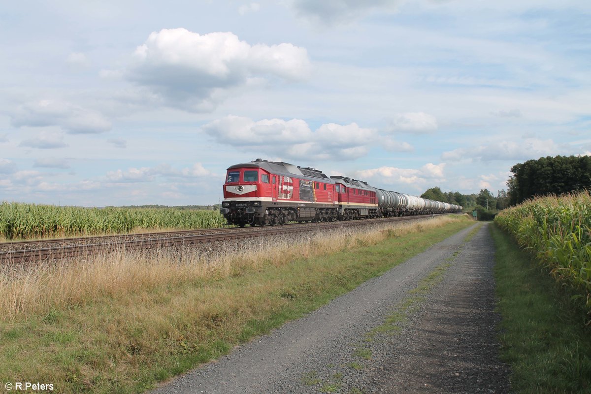 232 182 und 132 109 ziehen ein Kesselzug aus Sand Hafen nach Bitterfeld bei Oberteich. 03.09.20