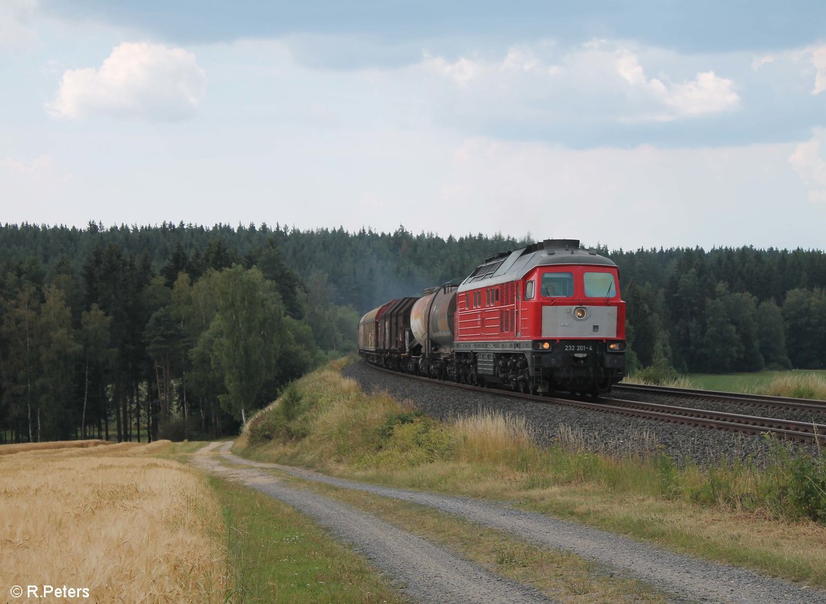 232 201 zieht den EZ 51716 Nürnberg - Senftenberg bei Neudes. 15.07.18