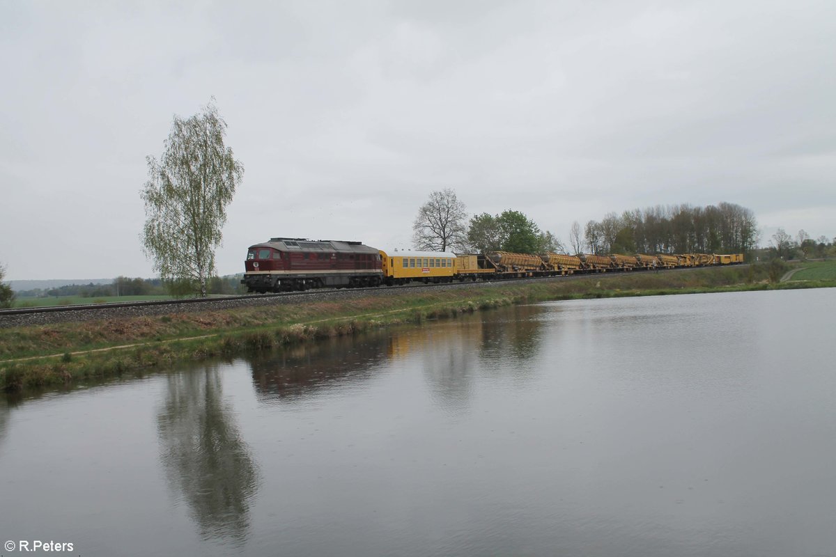 232 223 mit einem Bauzug nach München südlich von Wiesau. 30.04.20