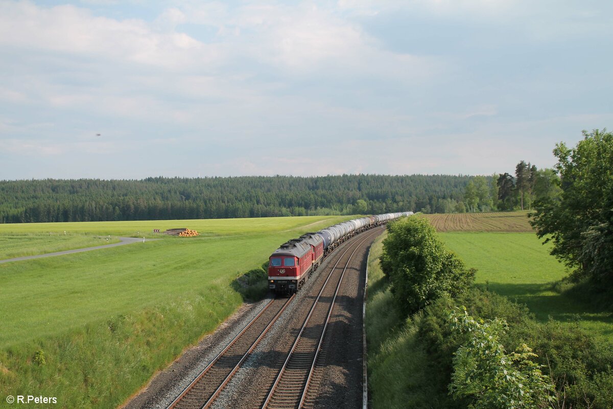 232 238 + 232 068 ziehen bei Neudes den Kesselzug vom Tanklager Marktredwitz nach Bitterfeld. 11.06.21