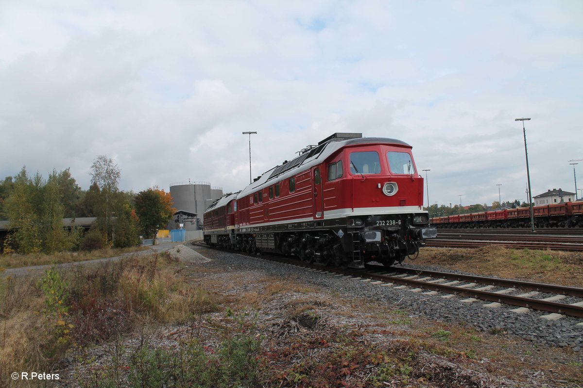 232 238 und 132 158 haben am morgens ein Kesselzug nach Marktredwitz gebracht, wärend das Lokpersonal sich ausruhe für die Rückleistung blieb Zeit für Portraiaufnahmen. 11.10.16