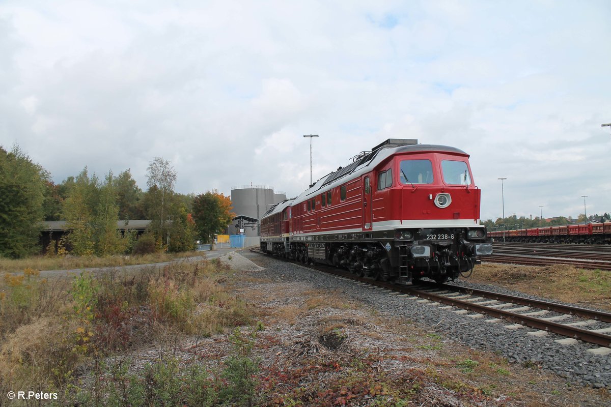 232 238 und 132 158 haben am morgens ein Kesselzug nach Marktredwitz gebracht, wärend das Lokpersonal sich ausruhe für die Rückleistung blieb Zeit für Portraiaufnahmen. 11.10.16