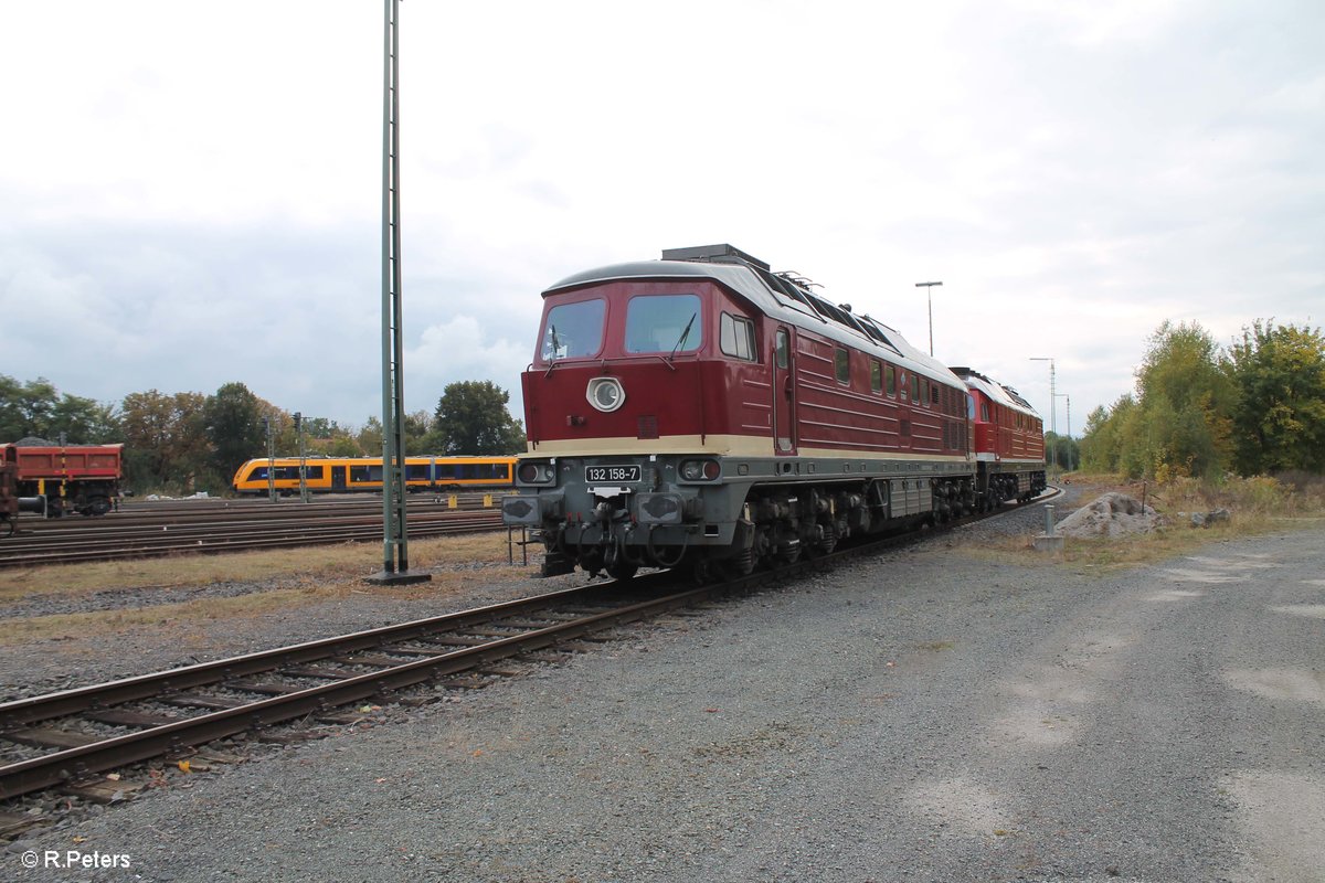 232 238 und 132 158 haben am morgens ein Kesselzug nach Marktredwitz gebracht, wärend das Lokpersonal sich ausruhe für die Rückleistung blieb Zeit für Portraiaufnahmen. 11.10.16