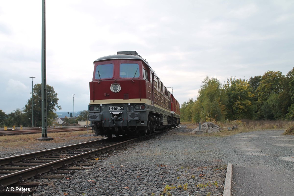 232 238 und 132 158 haben am morgens ein Kesselzug nach Marktredwitz gebracht, wärend das Lokpersonal sich ausruhe für die Rückleistung blieb Zeit für Portraiaufnahmen. 11.10.16