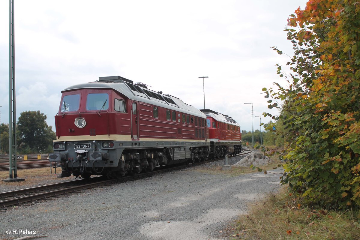 232 238 und 132 158 haben am morgens ein Kesselzug nach Marktredwitz gebracht, wärend das Lokpersonal sich ausruhe für die Rückleistung blieb Zeit für Portraiaufnahmen. 11.10.16