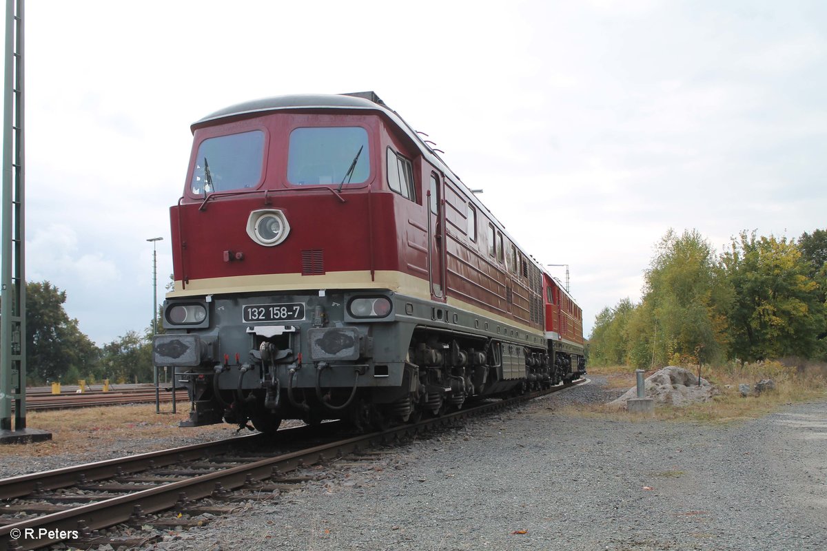 232 238 und 132 158 haben am morgens ein Kesselzug nach Marktredwitz gebracht, wärend das Lokpersonal sich ausruhe für die Rückleistung blieb Zeit für Portraiaufnahmen. 11.10.16