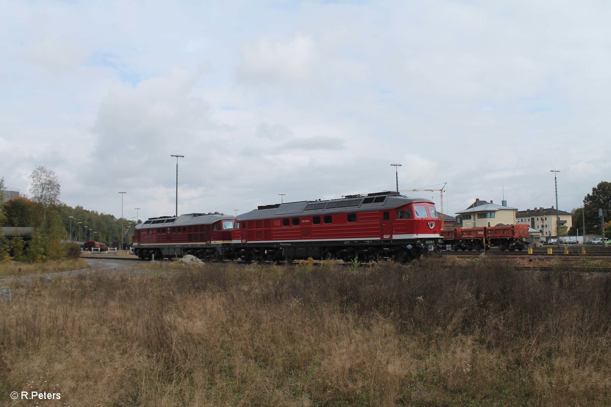 232 238 und 132 158 haben am morgens ein Kesselzug nach Marktredwitz gebracht, wärend das Lokpersonal sich ausruhe für die Rückleistung blieb Zeit für Portraiaufnahmen. 11.10.16