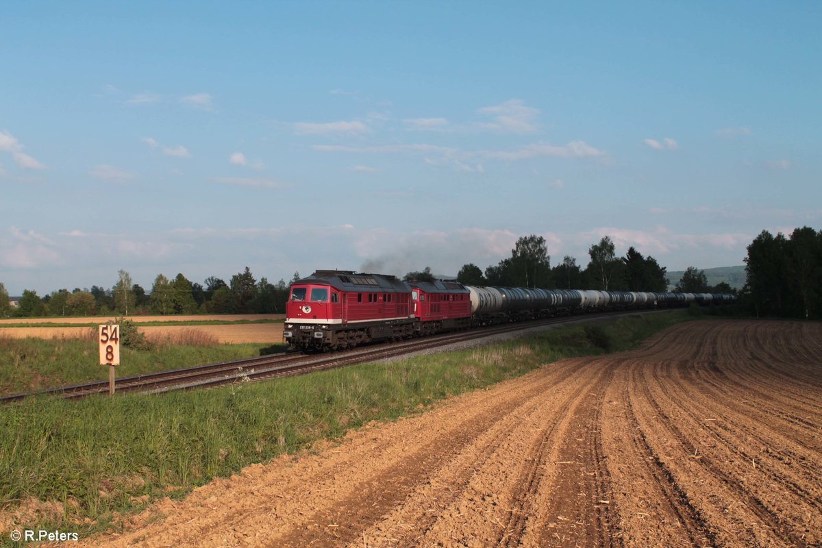 232 238 und 232 673 ziehen den Kesselzug von Sand Hafen Niederbayern nach Bitterfeld bei Unterthölau. 11.05.18