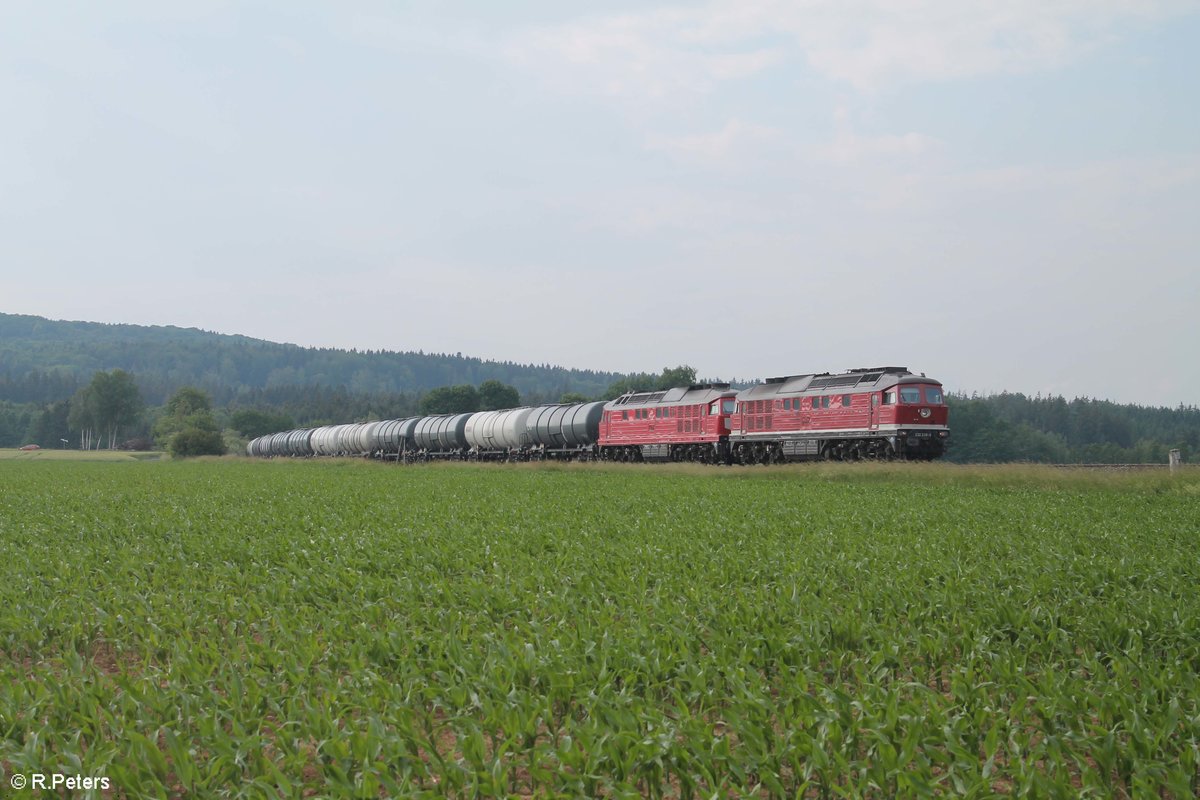 232 238 und 232 673 ziehen ein Kesselzug von Bitterfeld nach Sand an der Donau bei Oberteich. 07.06.18