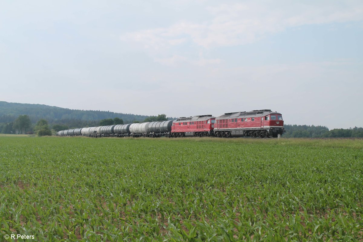 232 238 und 232 673 ziehen ein Kesselzug von Bitterfeld nach Sand an der Donau bei Oberteich. 07.06.18