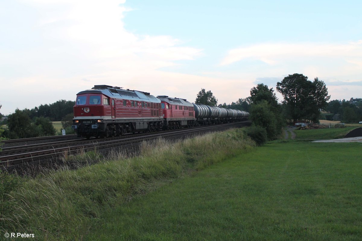 232 238-6 und 232 673 ziehen bei Schönfeld den Kesselzug aus Sand an der Donau nach Bitterfeld. 10.07.17