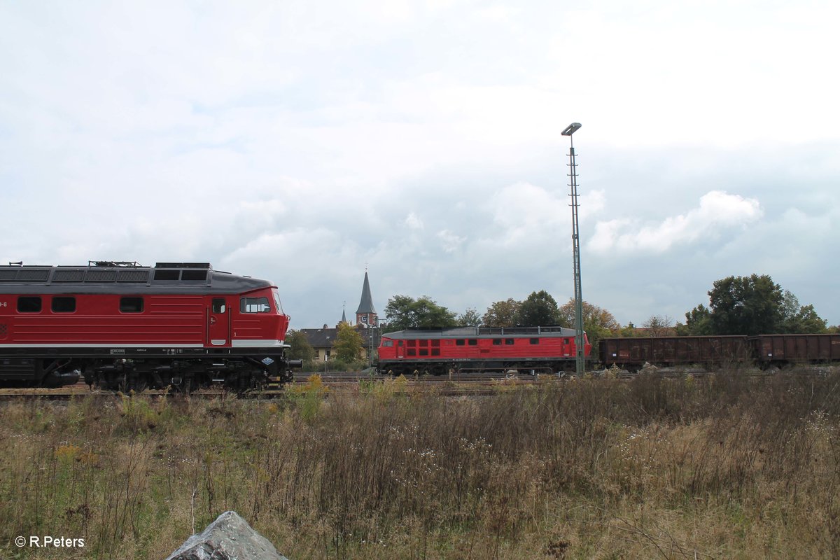 232 238 trifft auf 232 209 die mit dem EZ 45365 nach Cheb in Marktredwitz einfährt, im Hintergrund sieht man die St. Josef Kirche.