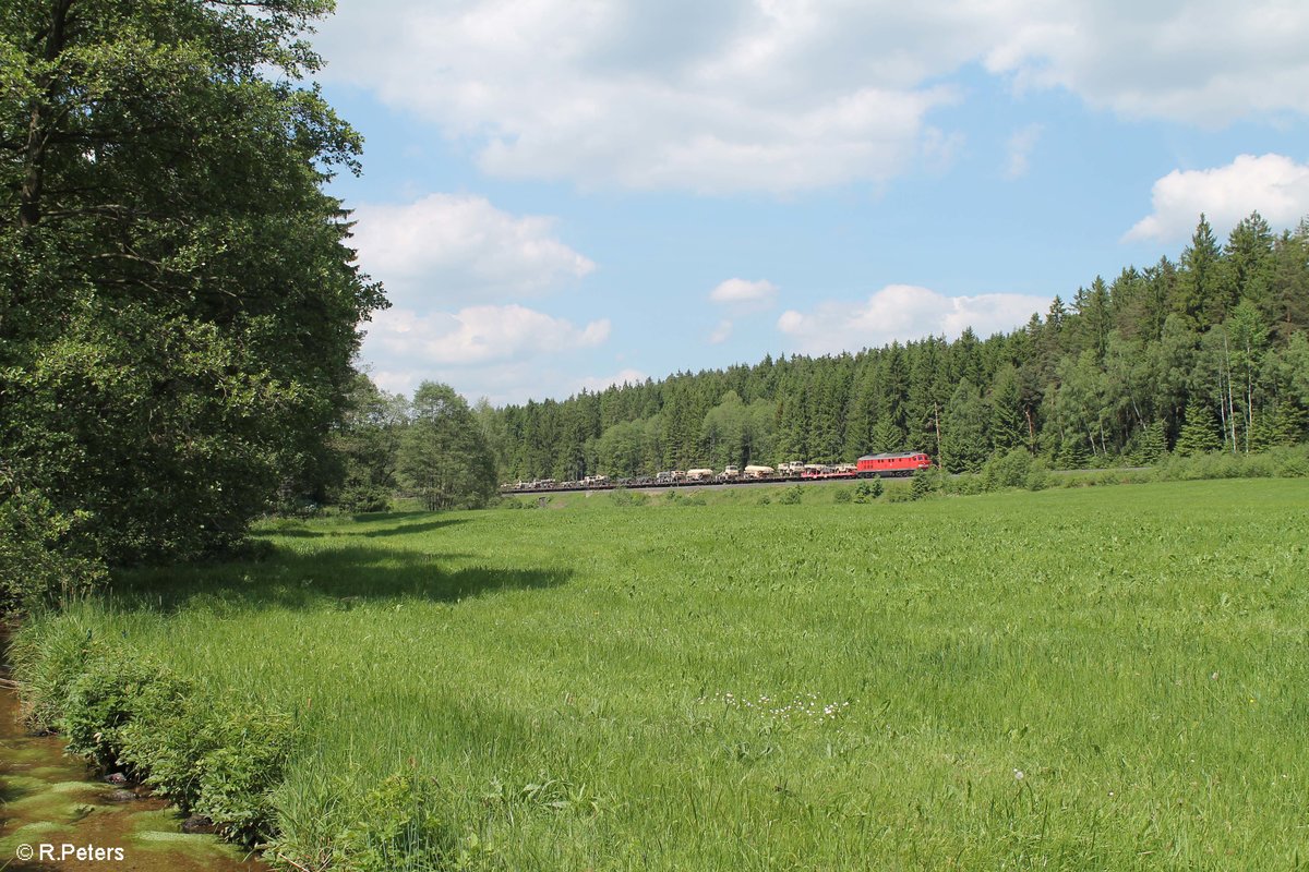 232 262-6 zieht mit dem M 62582 nach Grafenwöhr Lager an der Schnepfenmühle vorbei. 01.06.17