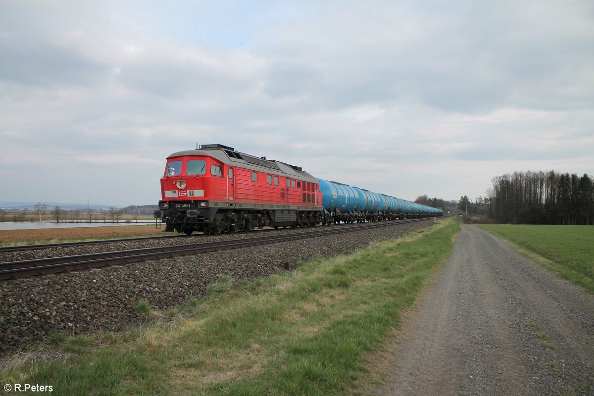 232 416-8 zieht bei Oberteich ein Kesselzug nach Cheb. 20.04.22