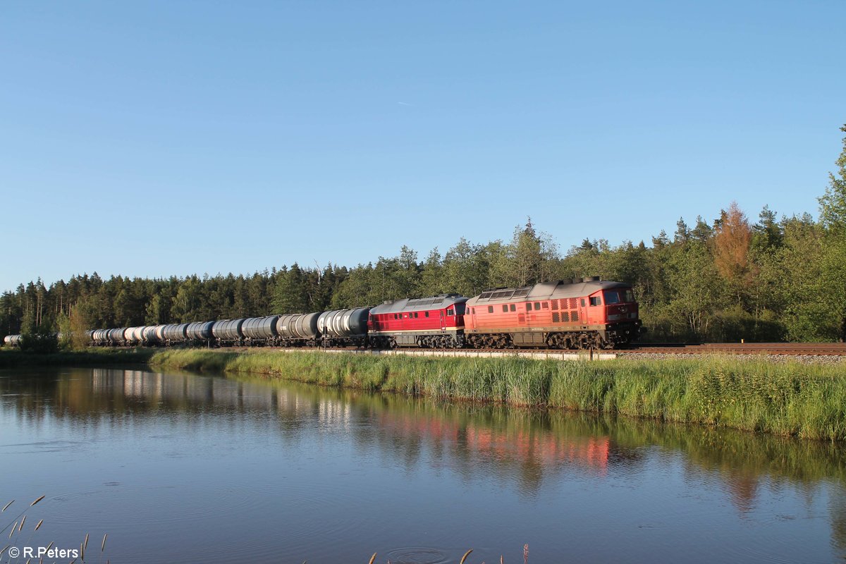 232 418 und 232 068 ziehen ein Kesselzug von Bitterfeld nach Neustadt a.d. Donau südlich von Wiesau. 08.06.19