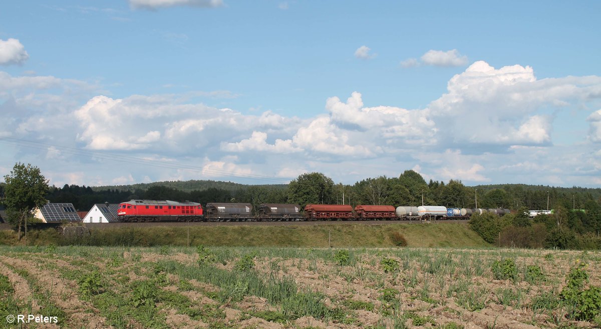 232 498 zieht die Umgeleitete Schwandorfer Übergabe EK 56014 Schwandorf - Nürnberg durch Pechbrunn. 04.09.17