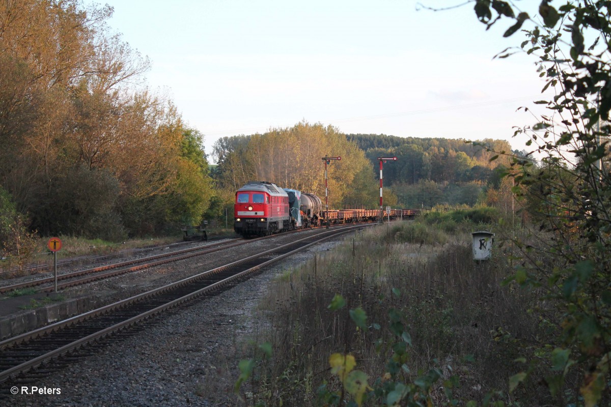 232 502-5 mit dem 51750 NN - LE bei der Durchfahrt in Reuth bei Erbendorf. 14.10.14