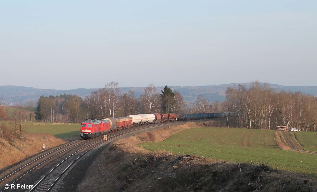 232 571-0 + 145 052 ziehen bei Unterthölau den EZ 51724 aus Nürnberg nach Leipzig. 24.03.17