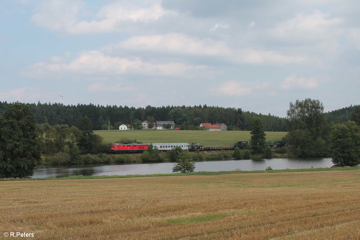 232 571-0 zieht bei Letten kurz vor Reuth bei Erbendorf ein Militrzug von Cheb nach Weiden. 27.08.17