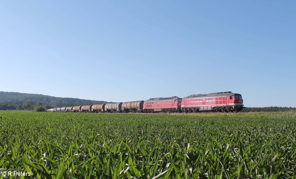 232 701 und 232 673 ziehen mit einem Kesselzug von Bitterfeld nach Neustadt a.d. Donau bei Oberteich vorbei. 28.06.19