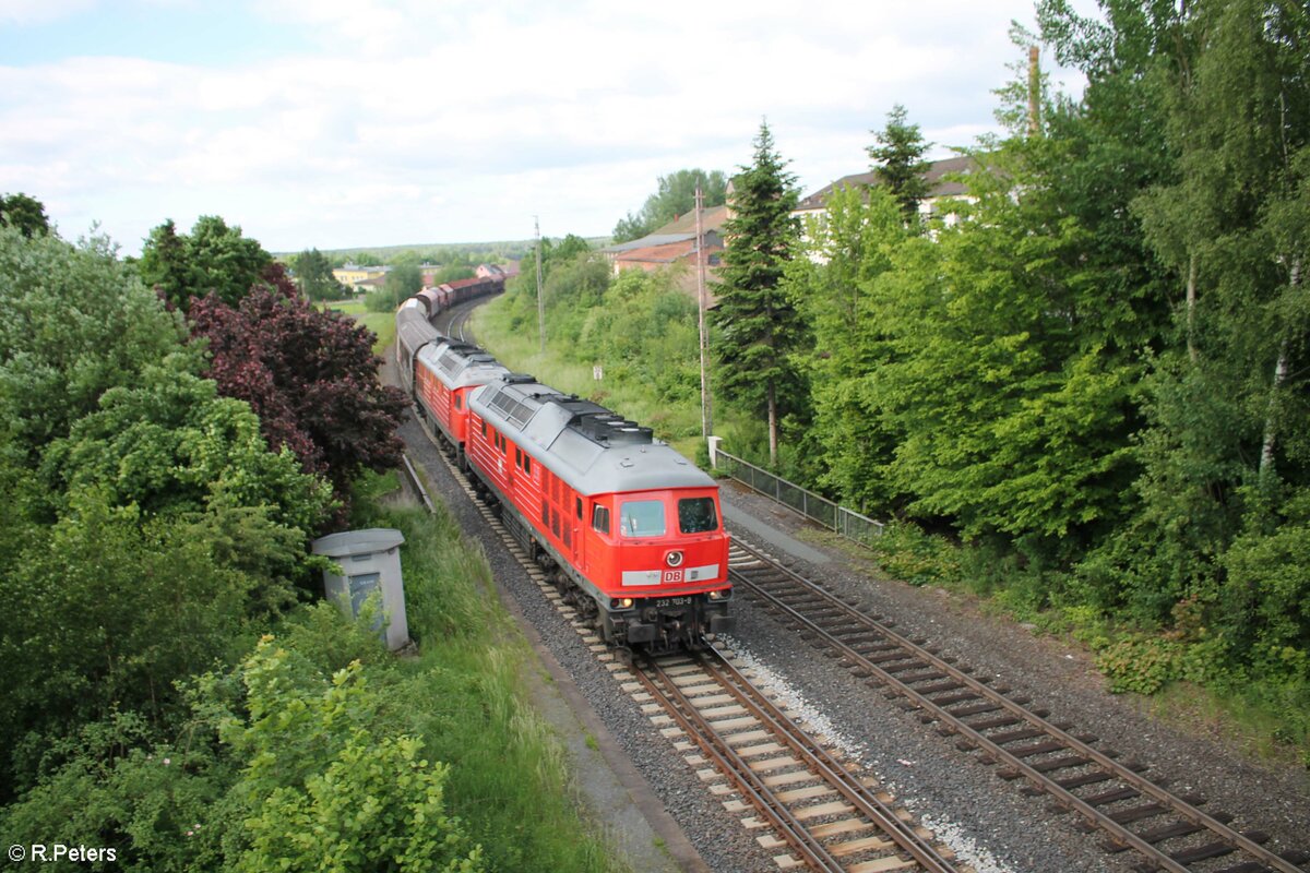 232 703 und 232 609 mit dem EZ 51716 NNR - Senftenberg bei der Einfahrt in Wiesau. 13.06.21