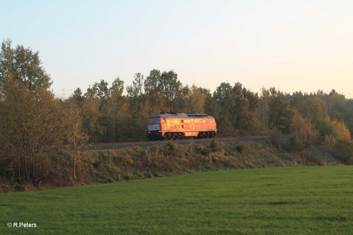 232 906 mit dem Lz fahrenden 56743 südlich von Wiesau. 26.10.14