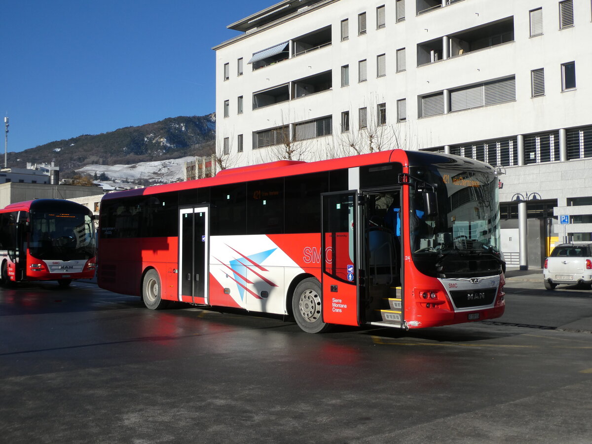 (232'104) - SMC Montana - Nr. 24/VS 108'924 - MAN am 19. Januar 2022 beim Bahnhof Sierre