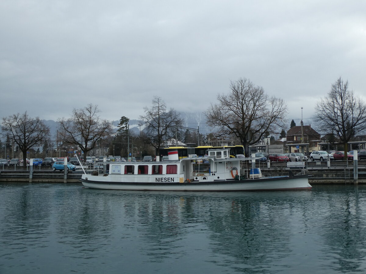 (232'153) - Motorschiff Niesen am 20. Januar 2022 an der Schifflndte Thun