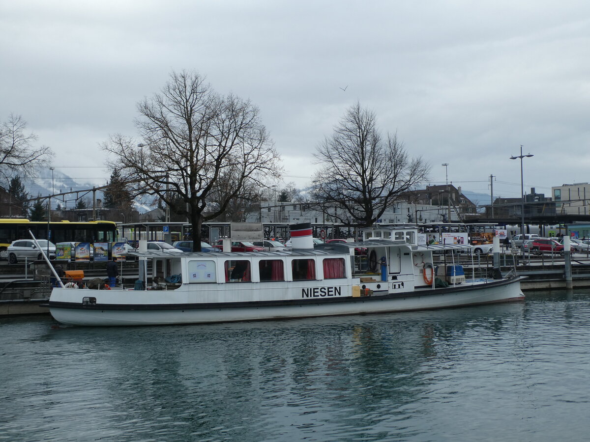 (232'154) - Motorschiff Niesen am 20. Januar 2022 an der Schifflndte Thun