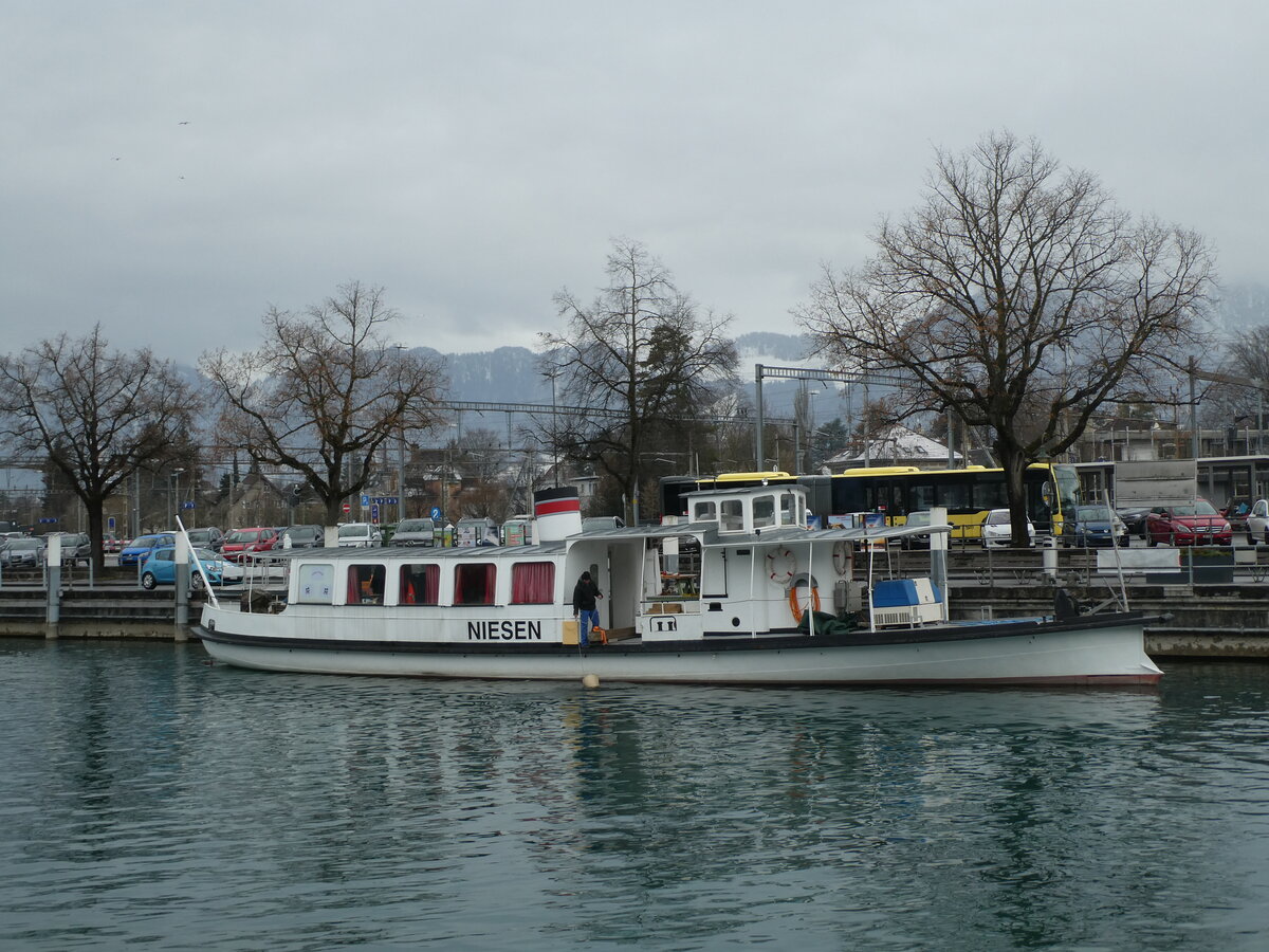 (232'156) - Motorschiff Niesen am 20. Januar 2022 an der Schifflndte Thun