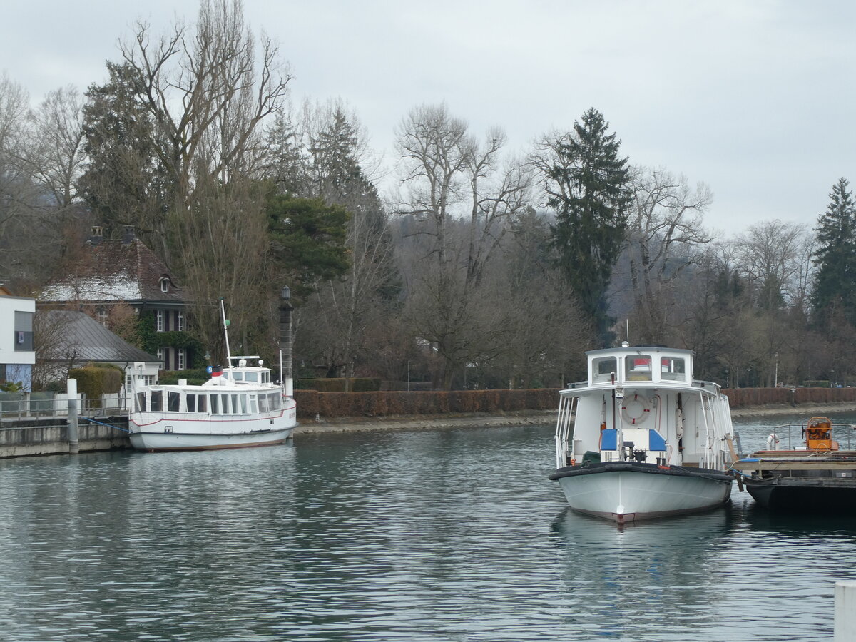 (232'158) - Motorschiffe Oberhofen und Niesen am 20. Januar 2022 an der Schifflndte Thun