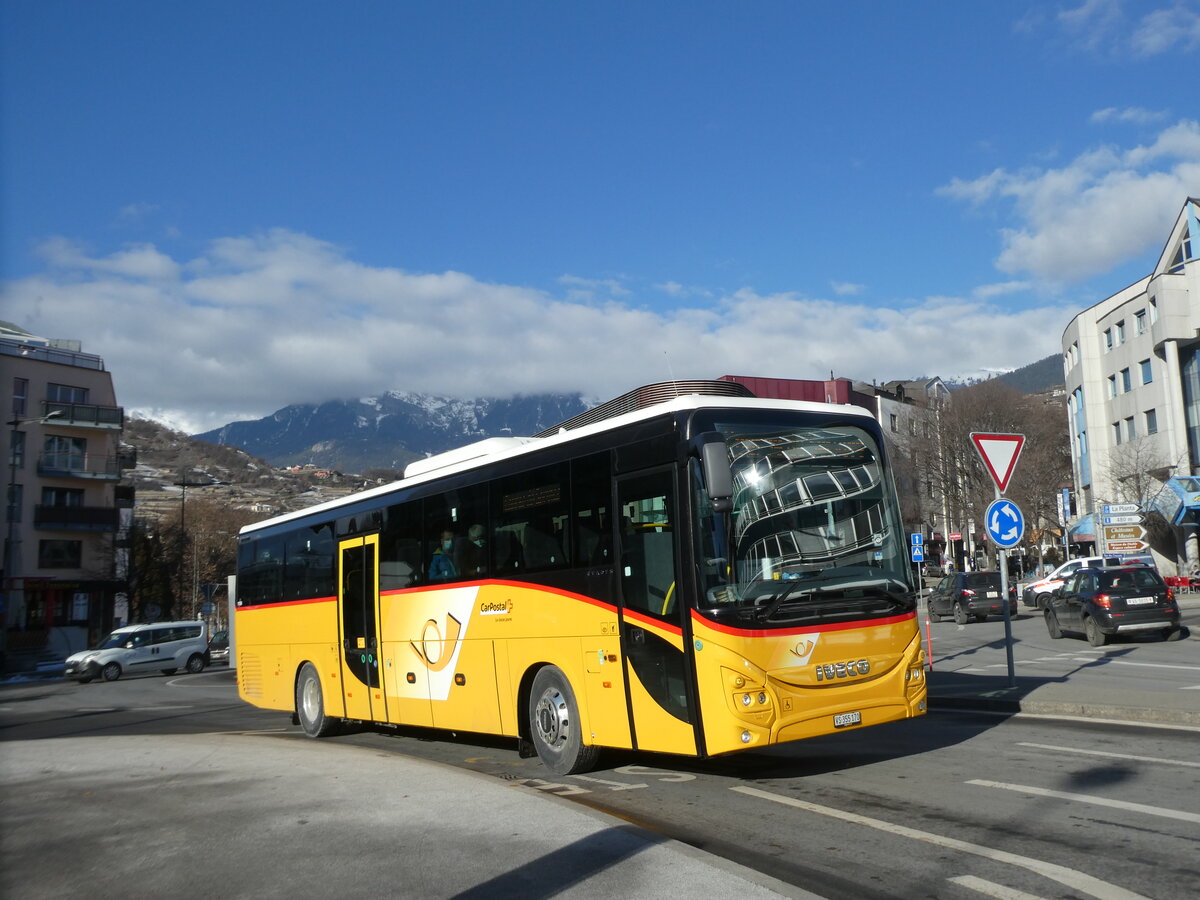 (232'184) - PostAuto Wallis - VS 355'170 - Iveco am 21. Januar 2022 beim Bahnhof Sion