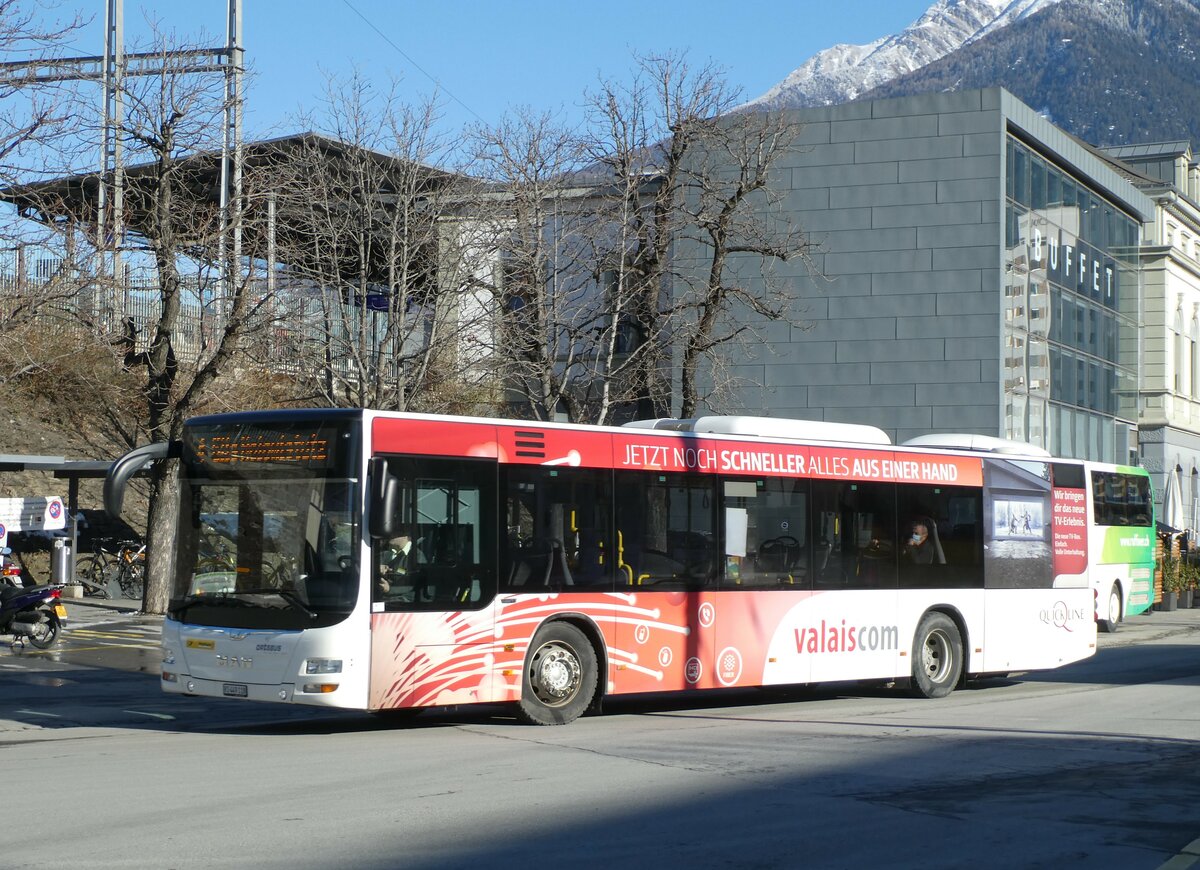 (232'239) - PostAuto Wallis - VS 449'118 - MAN am 21. Januar 2022 beim Bahnhof Brig