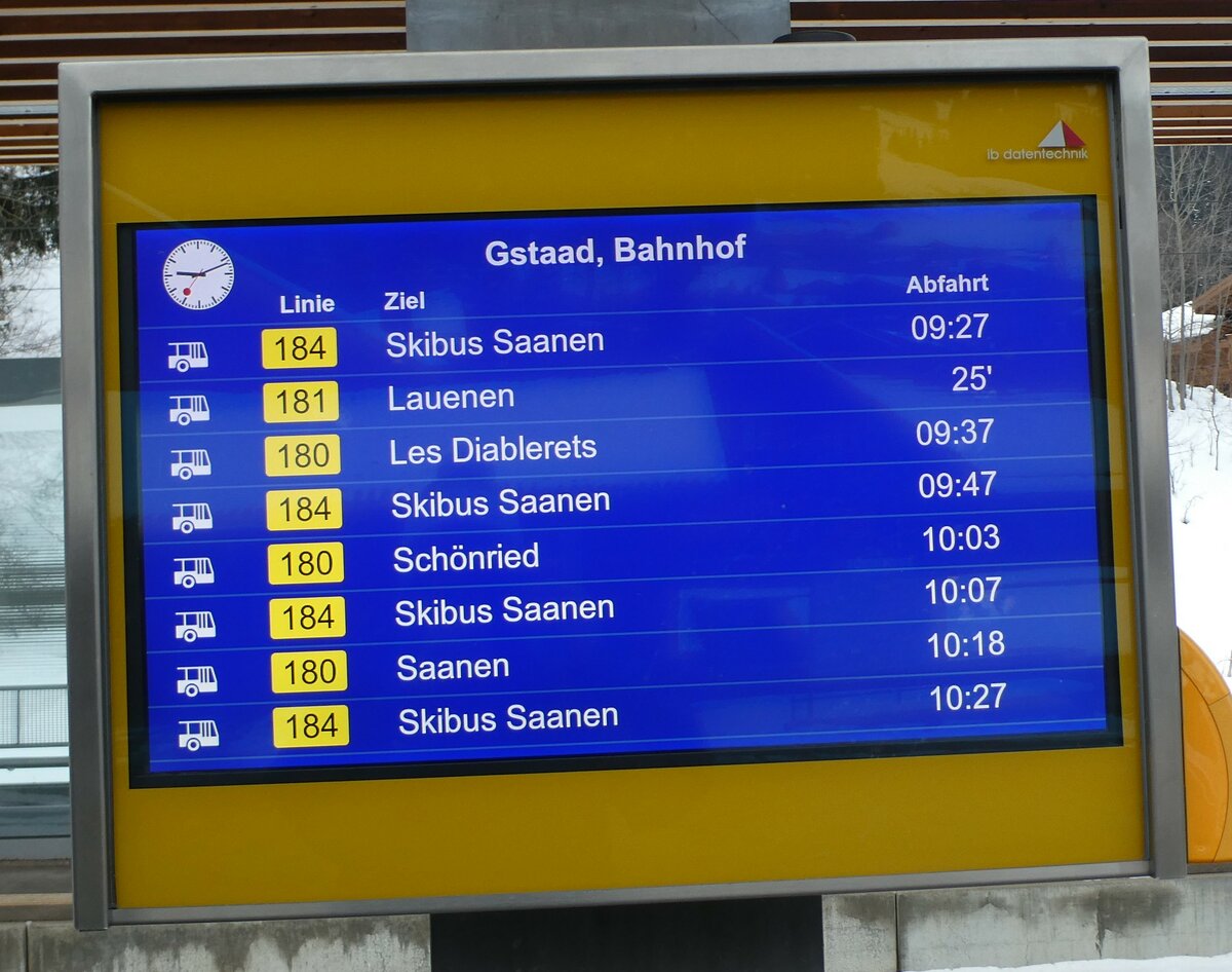 (232'257) - PostAuto-Infobildschirm am 22. Januar 2022 beim Bahnhof Gstaad