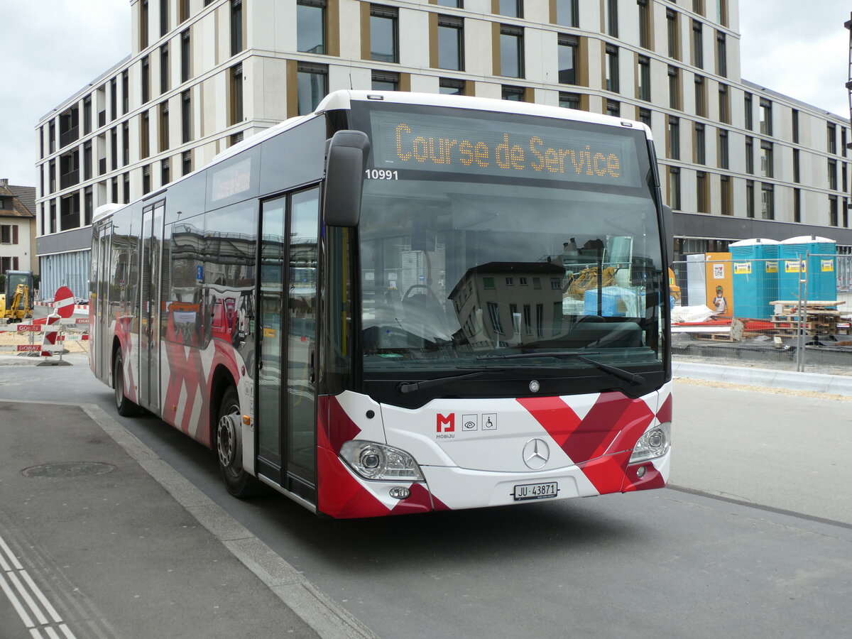 (232'634) - CarPostal Ouest - JU 43'871 - Mercedes am 6. Februar 2022 beim Bahnhof Delmont