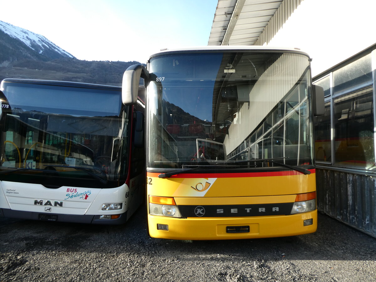 (232'803) - PostAuto Wallis - Nr. 32 - Setra (ex Buchard, Leytron; ex PostAuto Wallis; ex Zimmermann, Visperterminen) am 12. Februar 2022 in Leytron, Garage Buchard