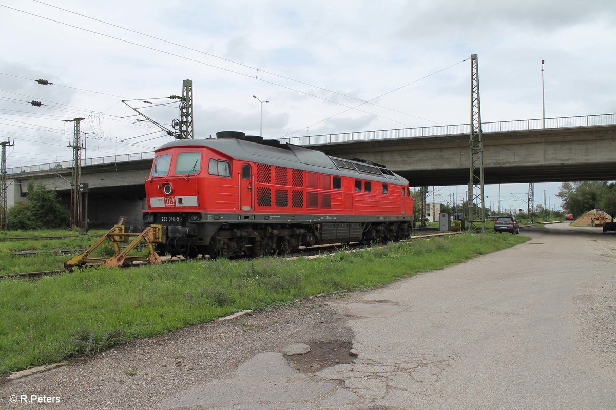 233 040-5 bei der Wochenendruhe in Regensburg Ost. 19.08.17
