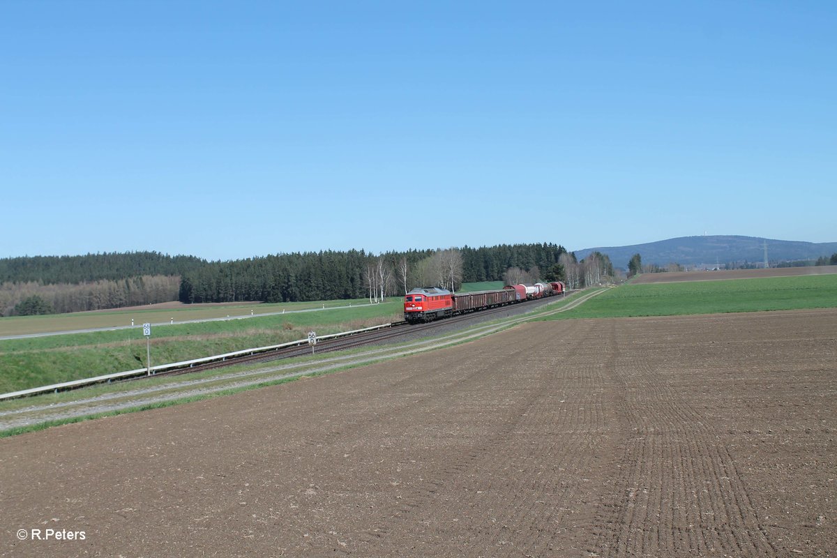 233 040-5 zieht zwischen Habnith und Neudes den 51612 Leipzig Engelsdorf - Nürnberg Frankenwald Umleiter. 21.04.16