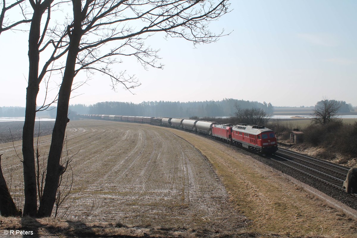 233 176 zieht den EZ 51716 Nürnberg - Senftenberg bei Oberteich. 25.03.18