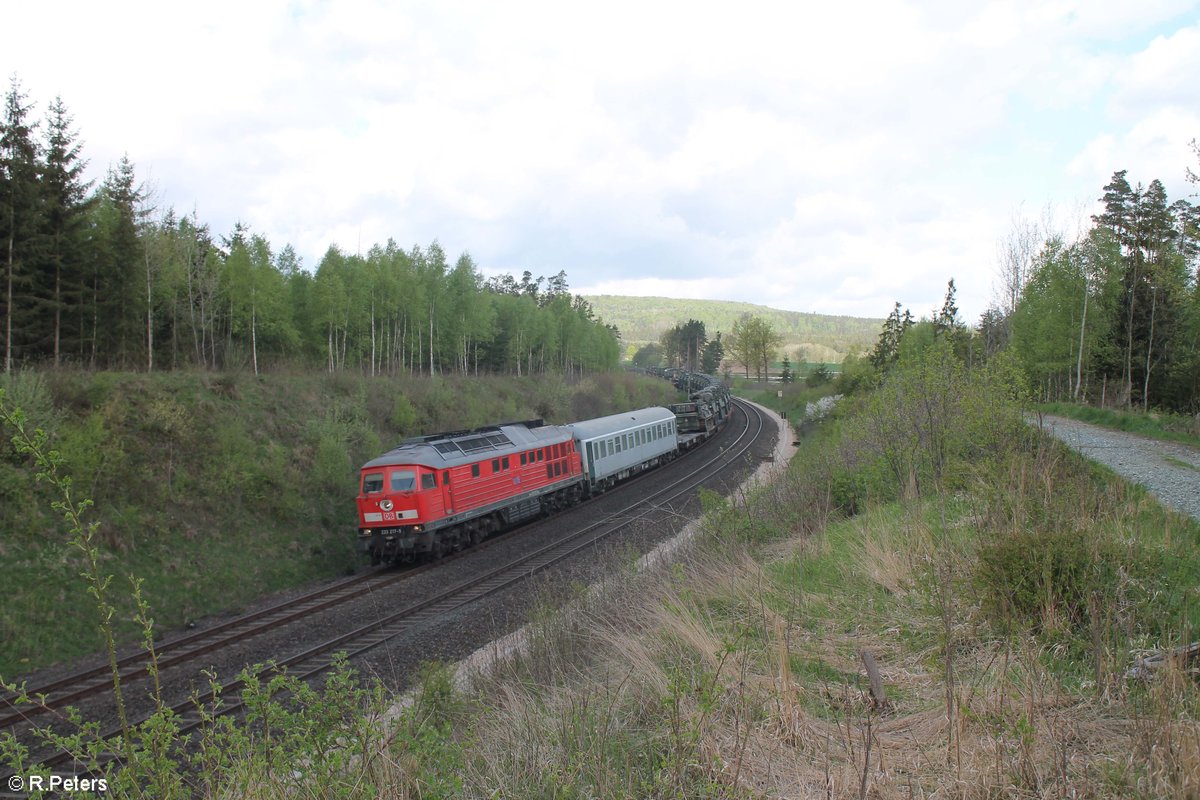 233 217 zieht ein Militärtransportzug den sie von Hof aus übernommen hat nach Grafenwöhr Lager kurz vor Wiesau/Oberpfalz. 26.04.18