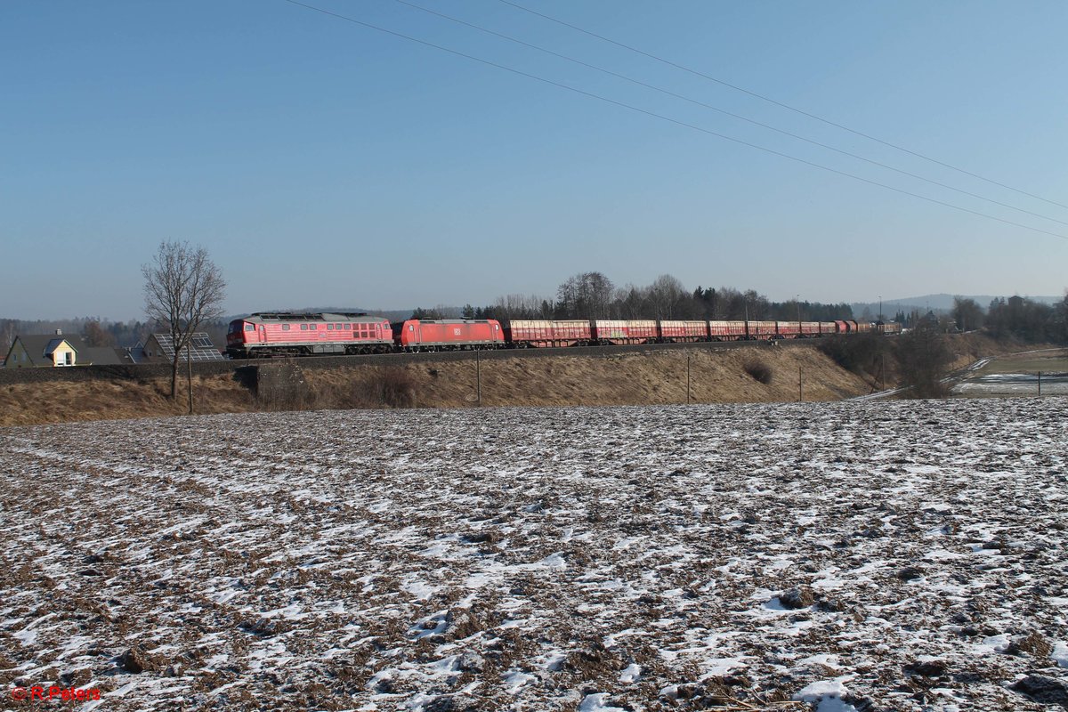 233 217 zieht den EZ716 Nürnberg - Zwickau samt 185 074 bei Pechbrunn. 21.02.17