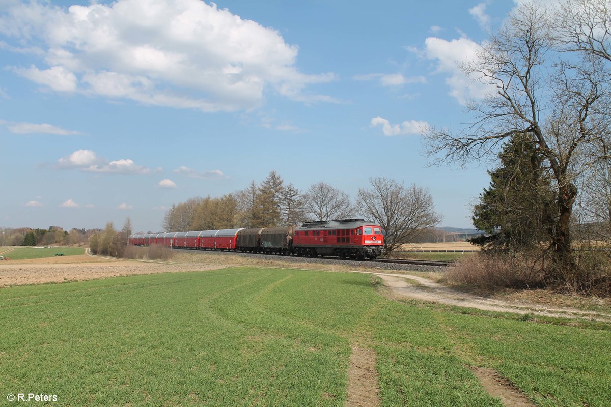 233 306-0 zieht den EZ 45368 Cheb - Nürnberg bei Waldershof. 01.04.17